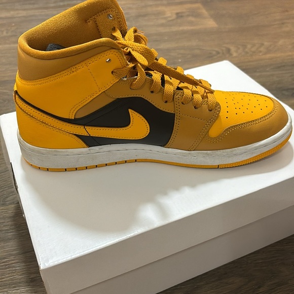SOLD!! Size 9 Women’s Air Jordan Mid - Picture 6 of 7
